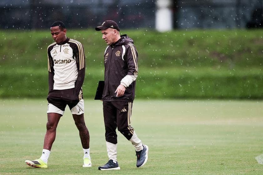 Leonardo Jardim barra Wallace Yan no Flamengo por falta de integração tática
