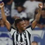 Manchester United entra na briga por Danilo e Flamengo se retira da negociação