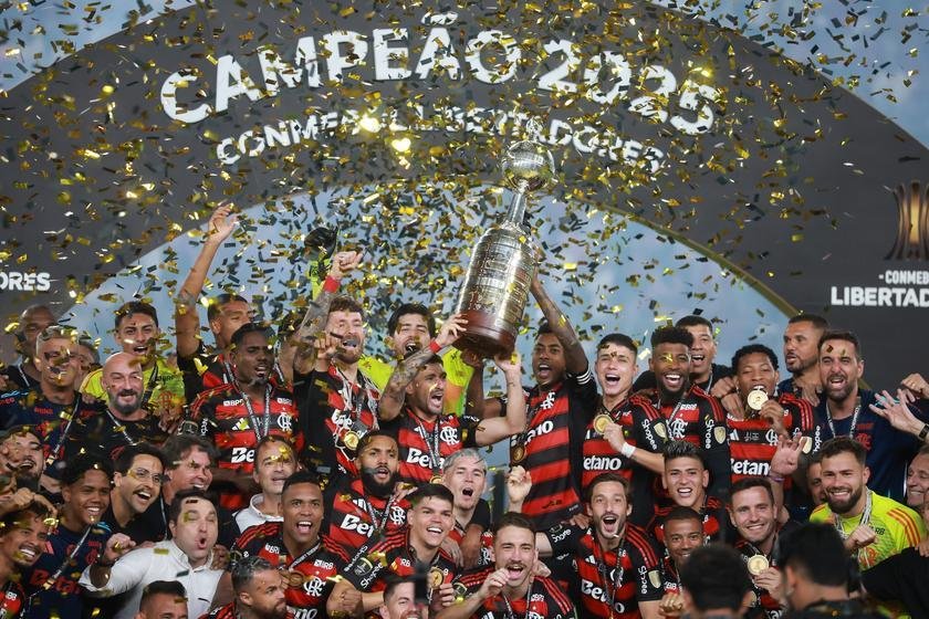 Museu Flamengo exibe sete taças de 2025 em exposição imersiva com ídolos do clube