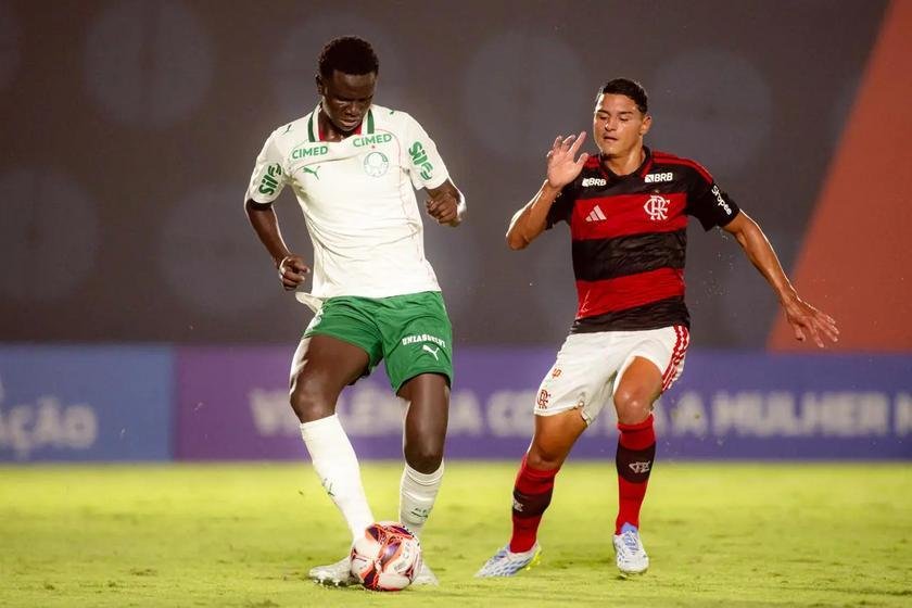 Palmeiras invicto vira sobre Flamengo e lidera Brasileirão sub-20