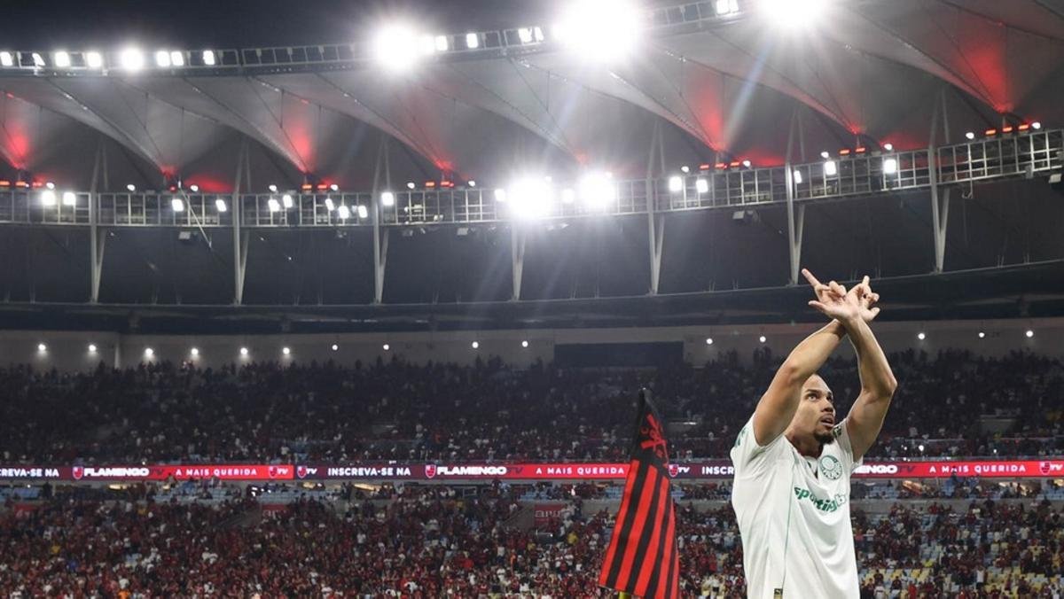 Paulinho do Palmeiras denunciado no STJD por gesto em comemoração contra Flamengo