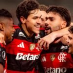 Pedro marca, Flamengo vence Estudiantes e avança às oitavas da Libertadores