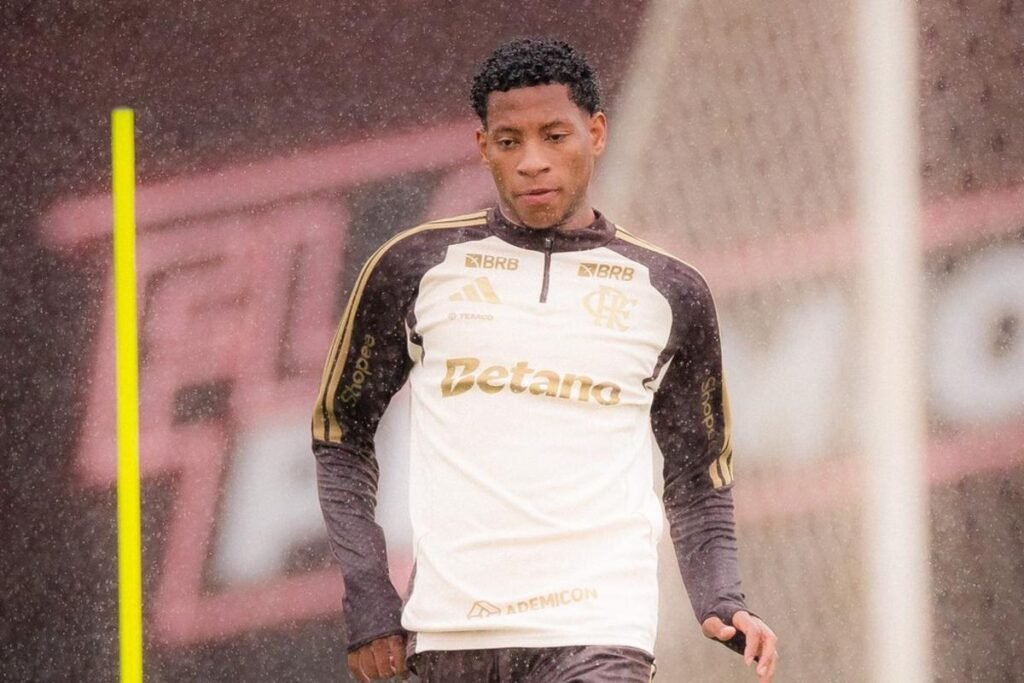 Plata treina no Flamengo e reforça elenco para confronto decisivo contra o Palmeiras