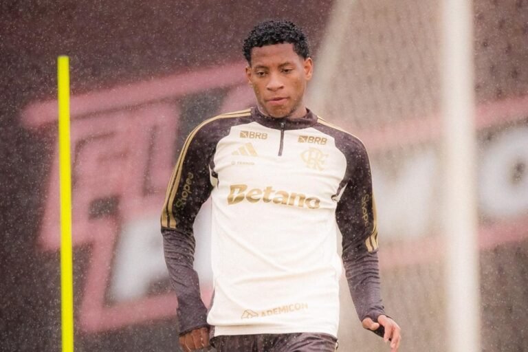 Plata treina no Flamengo e reforça elenco para confronto decisivo contra o Palmeiras