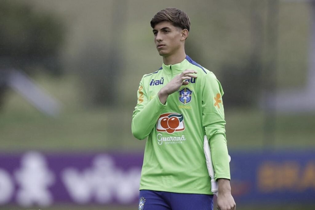 Promessa da base do Flamengo, Léo Nannetti treinará com a Seleção na Copa do Mundo