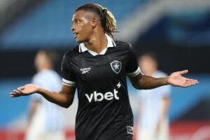 Propostas de Palmeiras e Flamengo por Danilo agitam mercado; jogador é afastado do Botafogo