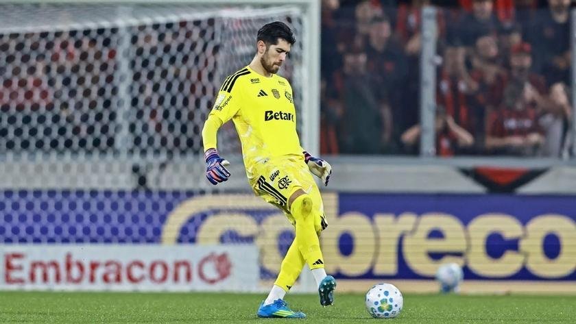 Rossi justifica falha contra Athletico-PR e questiona cobranças excessivas sobre goleiros do Flamengo
