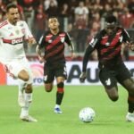 Técnico do Flamengo critica gramado da Arena: 'Parece carpete de casa'