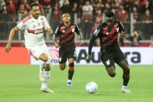 Técnico do Flamengo critica gramado da Arena: 'Parece carpete de casa'