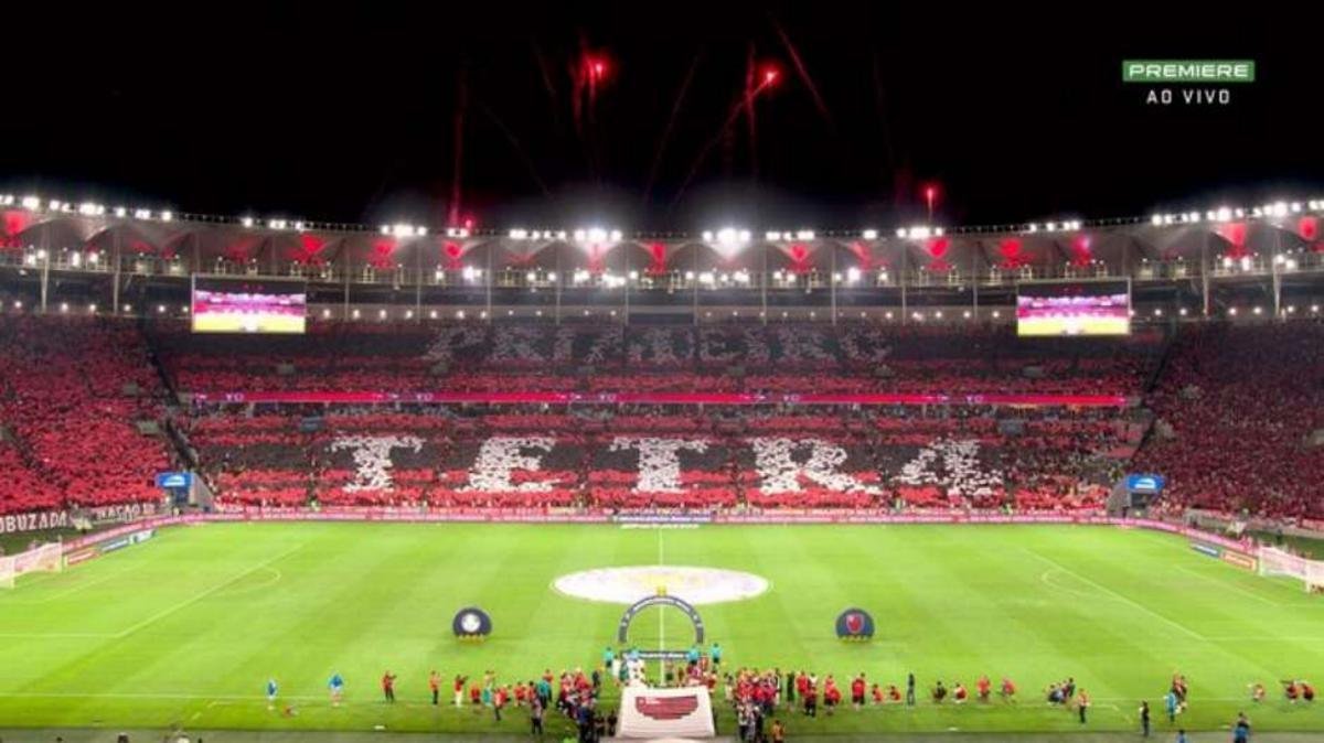 Torcida do Flamengo provoca Palmeiras com mosaico sobre tetracampeonato no Maracanã