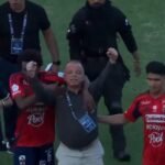 Torcida do Independiente Medellín em crise com acionista Raúl Giraldo após derrota para o Rionegro Águilas
