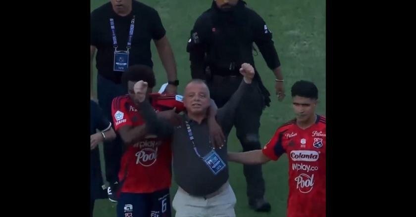 Torcida do Independiente Medellín em crise com acionista Raúl Giraldo após derrota para o Rionegro Águilas