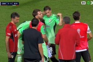 Viña brilha como goleiro improvisado em vitória dramática do River Plate na Sul-Americana