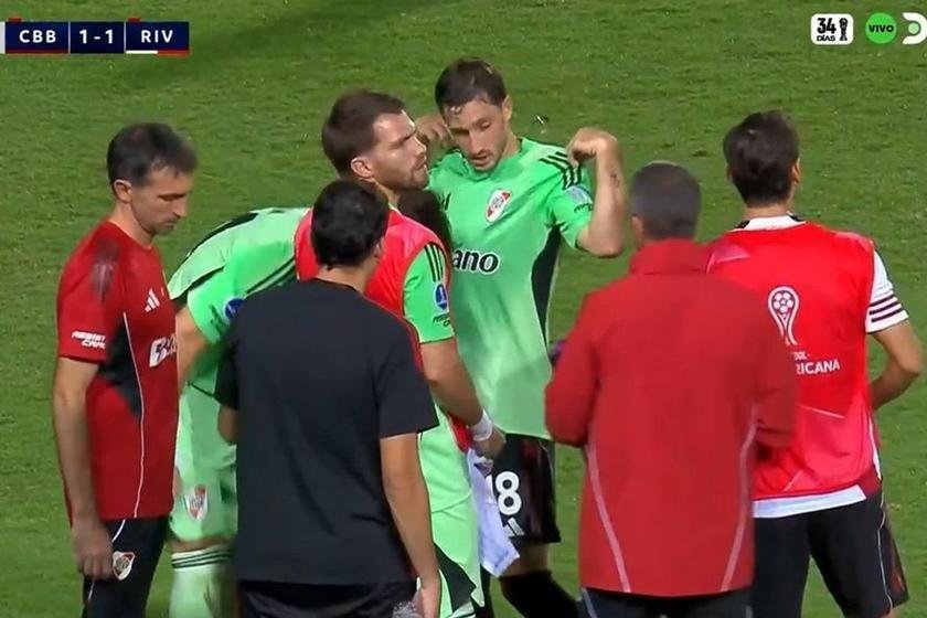 Viña brilha como goleiro improvisado em vitória dramática do River Plate na Sul-Americana