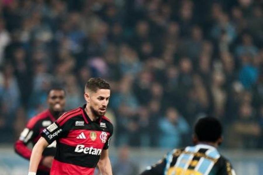 Volantes suspensos no Flamengo: dilema no meio-campo para jogo crucial