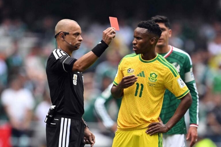 Abertura da Copa de 2026 registra três expulsões diretas em jogo inédito na história
