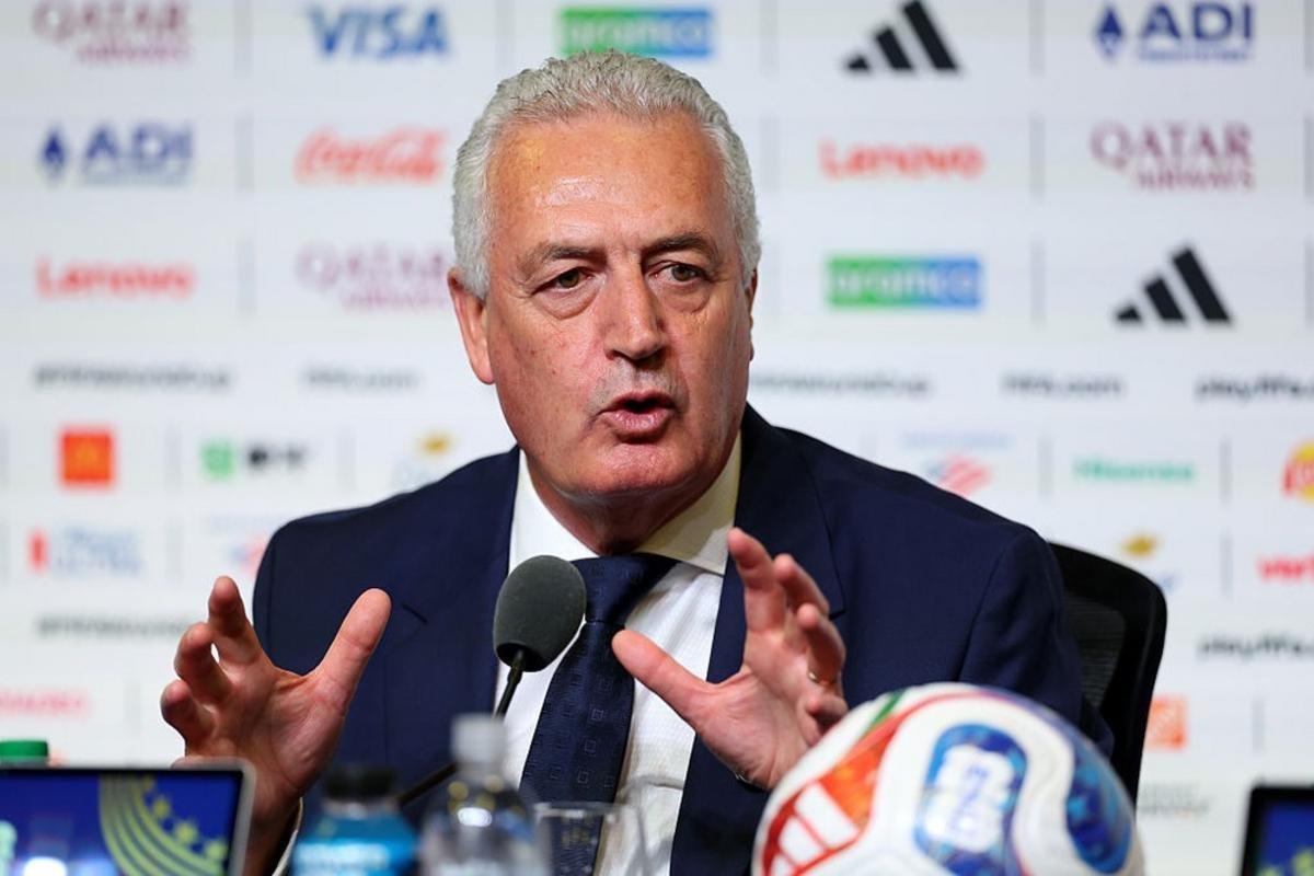 Alfaro ironiza nova regra da Fifa após expulsão de Almirón no Mundial