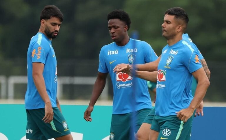 Starting players of the Brazilian national team participate in a training session at Columbia Park before the second stage World Cup match. Credit: Werther Santana/Estadão