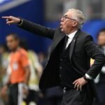 Carlo Ancelotti during Brazil vs. Japan — Photo: Annegret Hilse/Reuters