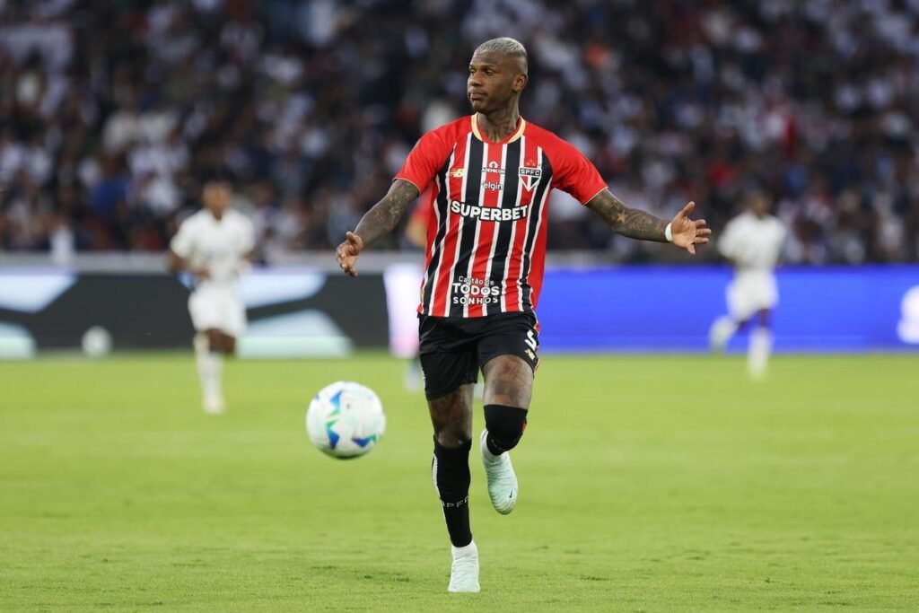 Arboleda aceita proposta para defender o Santos após afastamento do São Paulo