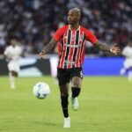 Arboleda aceita proposta para defender o Santos após afastamento do São Paulo