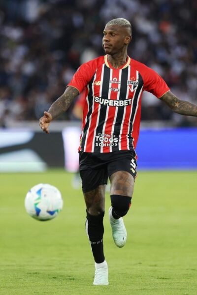 Arboleda aceita proposta para defender o Santos após afastamento do São Paulo