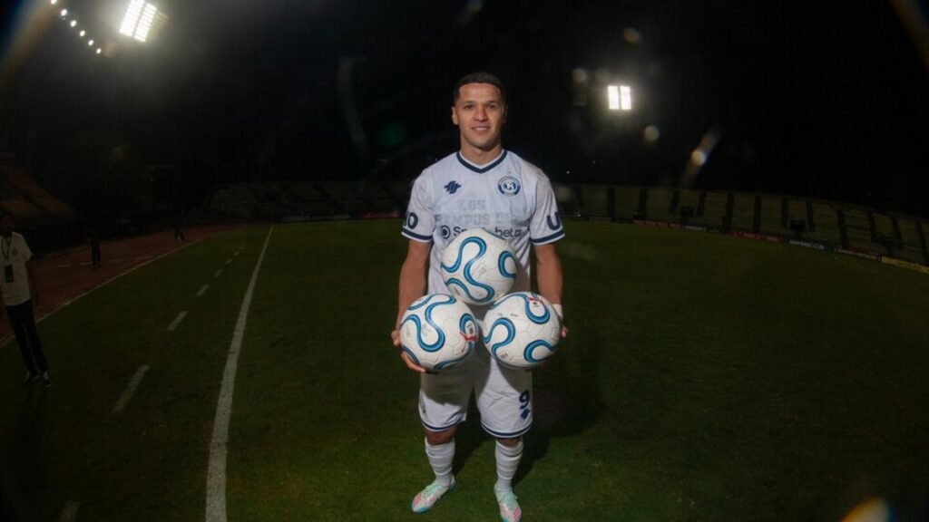 Artilheiro da Libertadores supera passado como vendedor ambulante e é convocado pelo Paraguai