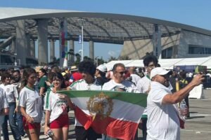 Bandeira proibida pela Fifa vira símbolo de protesto de iranianos na Copa do Mundo