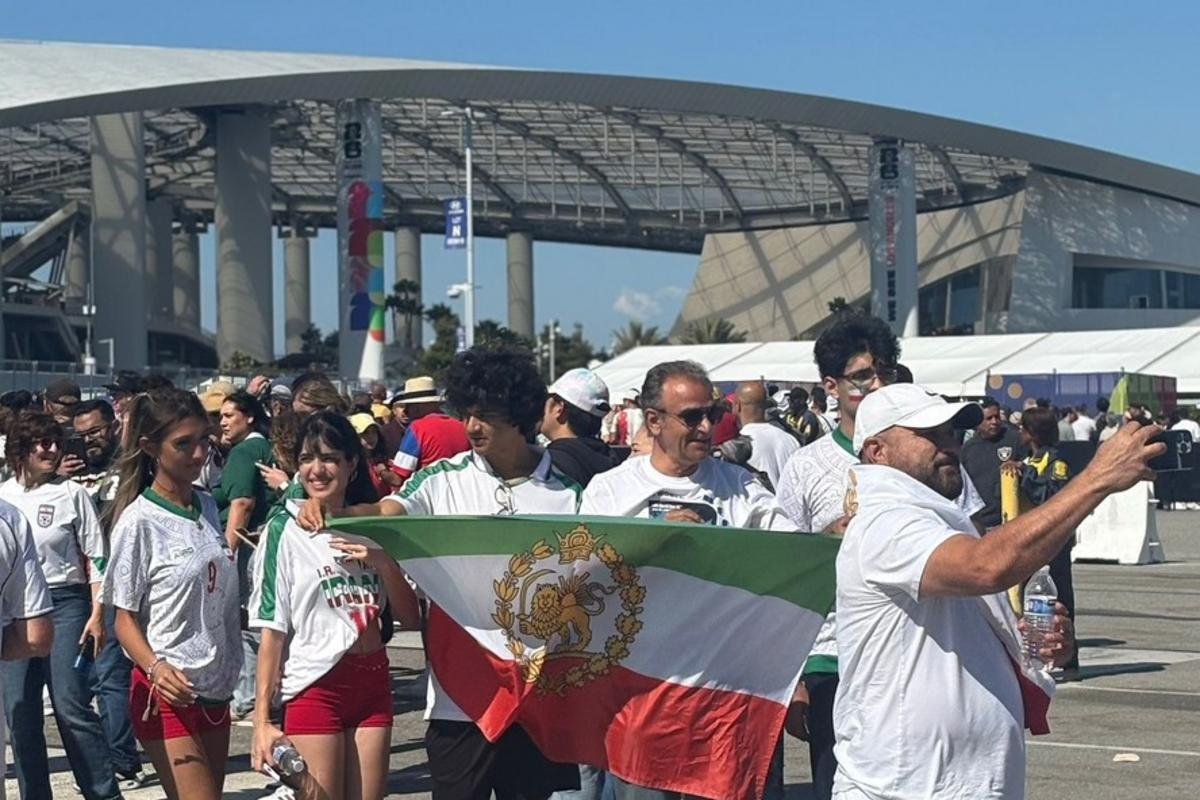 Bandeira proibida pela Fifa vira símbolo de protesto de iranianos na Copa do Mundo
