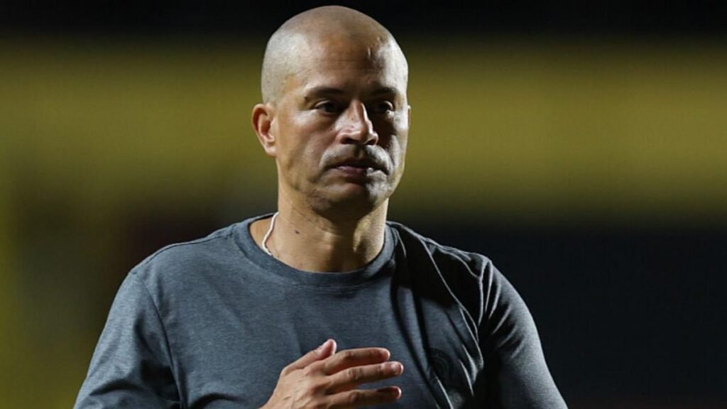 Benfica vence concorrência e acerta contratação de joia de 17 anos treinada por Alex