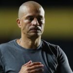 Benfica vence concorrência e acerta contratação de joia de 17 anos treinada por Alex