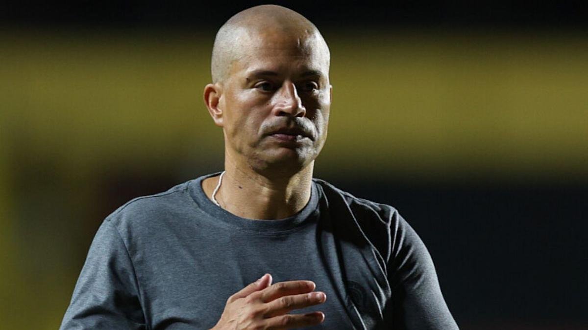Benfica vence concorrência e acerta contratação de joia de 17 anos treinada por Alex