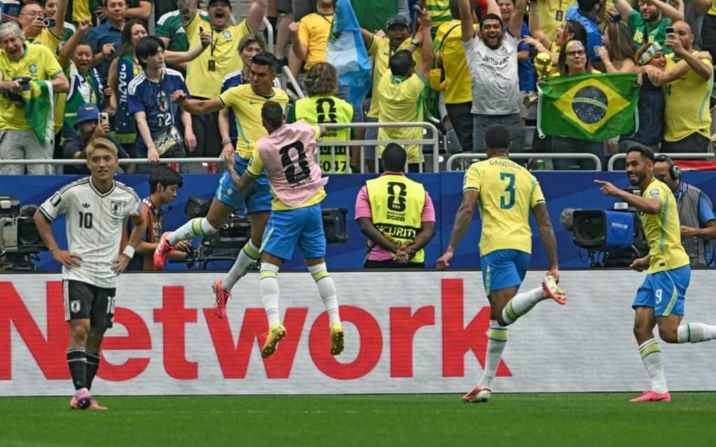 Brasil vira sobre Japão no fim e avança às oitavas da Copa