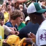 Vini Jr. signs autographs upon the team's arrival in Houston. Credit: Reproduction/TV Globo