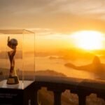 The Women's World Cup trophy, to be hosted by Brazil in 2027, symbolizes the challenge against sexism in football. Photo: Reproduction/Mídia Ninja