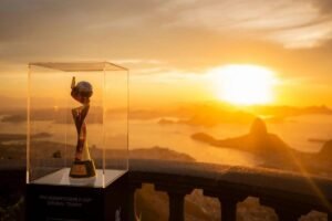 The Women's World Cup trophy, to be hosted by Brazil in 2027, symbolizes the challenge against sexism in football. Photo: Reproduction/Mídia Ninja