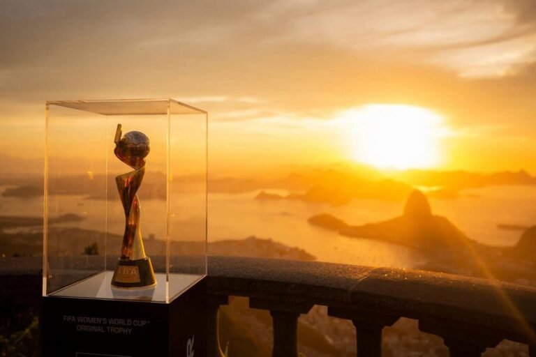 The Women's World Cup trophy, to be hosted by Brazil in 2027, symbolizes the challenge against sexism in football. Photo: Reproduction/Mídia Ninja