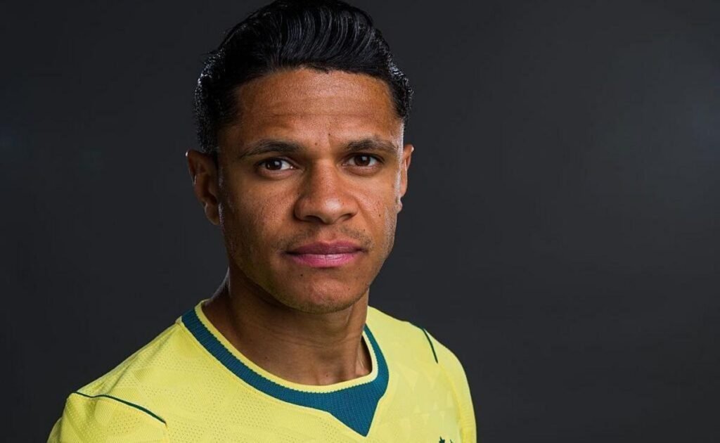 Camisas de Rayan, Alex Sandro e Douglas Santos esgotam em site da Seleção
