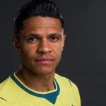 Camisas de Rayan, Alex Sandro e Douglas Santos esgotam em site da Seleção