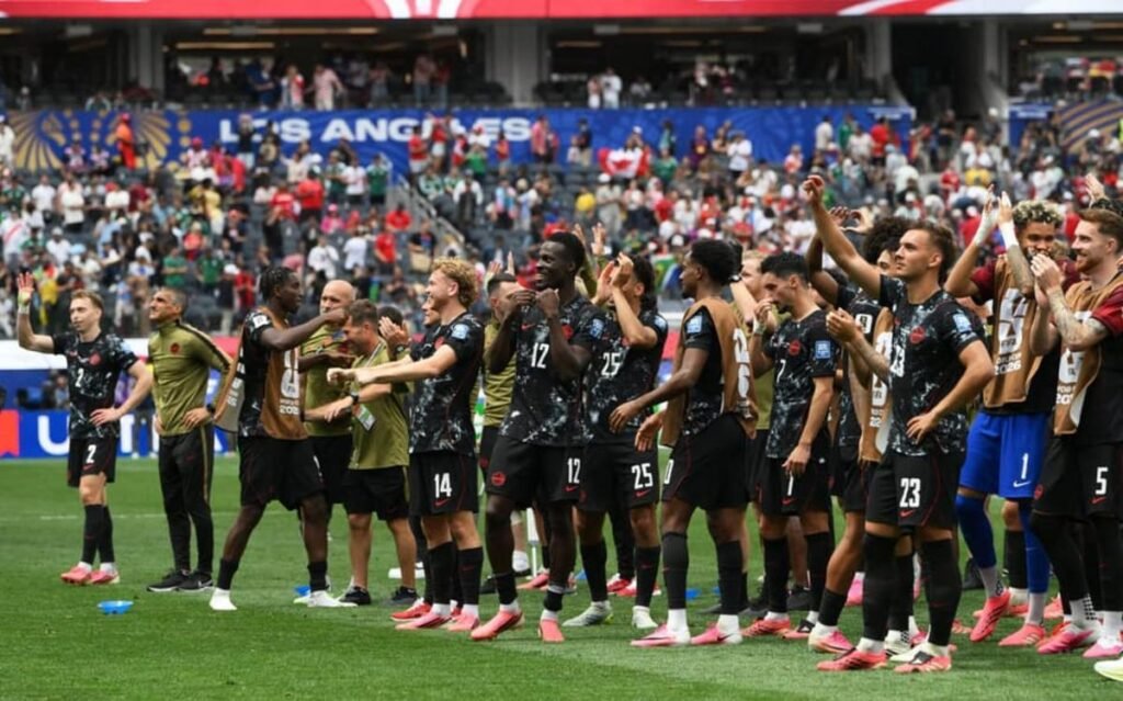 Canadá vence África do Sul com golaço no fim e avança às oitavas da Copa