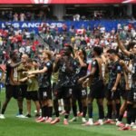 Canadá vence África do Sul com golaço no fim e avança às oitavas da Copa