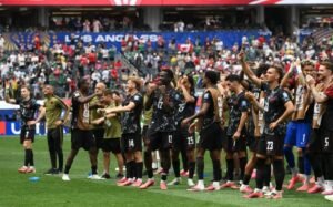 Canadá vence África do Sul com golaço no fim e avança às oitavas da Copa