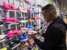 Chuteiras cor de rosa brilham na Copa do Mundo e impulsionam vendas globais