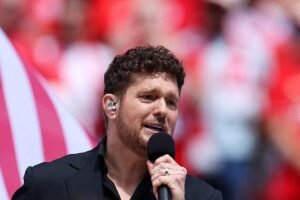 Copa: Aberturas nos EUA e Canadá misturam brilho de Bublé com 'apagão' de Anitta e gafe