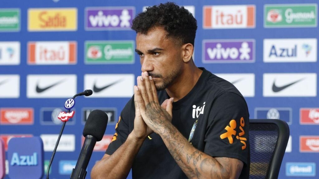 Danilo diz Brasil ter menos maturidade que França e Argentina na Copa