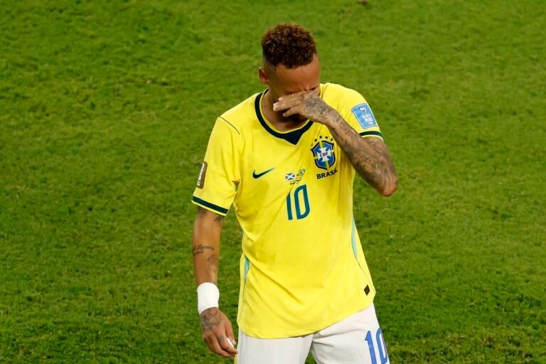 Emocionado Neymar volta à Seleção após quase três anos e brilha em vitória brasileira