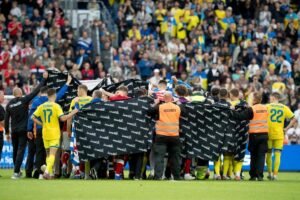 Eriksen passa mal em campo; amistoso Dinamarca x Ucrânia é encerrado