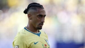 Esforço tático e números defensivos garantem titularidade de Raphinha na Seleção apesar do jejum