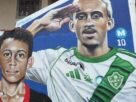 Ex-Flamengo Matheus Gonçalves homenageado em mural na praça da infância