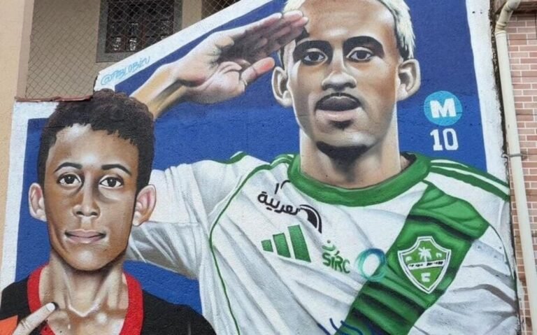 Ex-Flamengo Matheus Gonçalves homenageado em mural na praça da infância